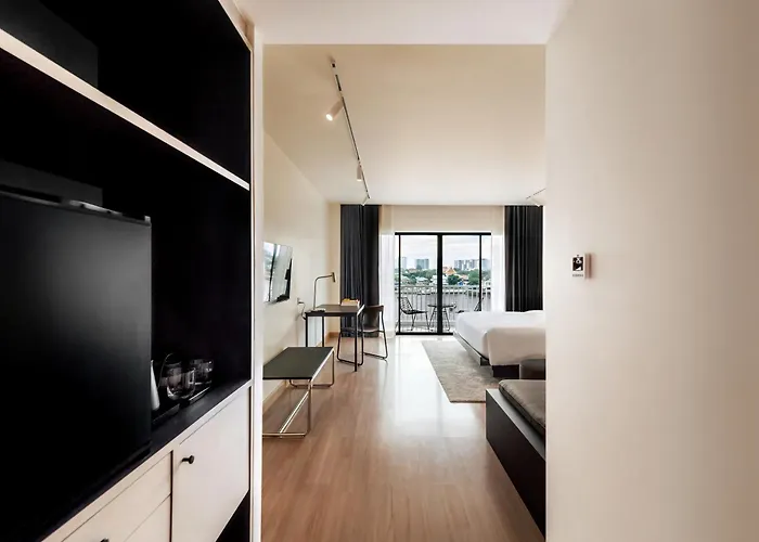 The Standardx, Phra Arthit 4*