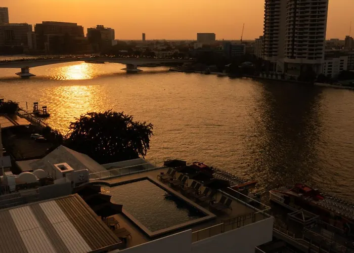 The Standardx, Phra Arthit 호텔 4*