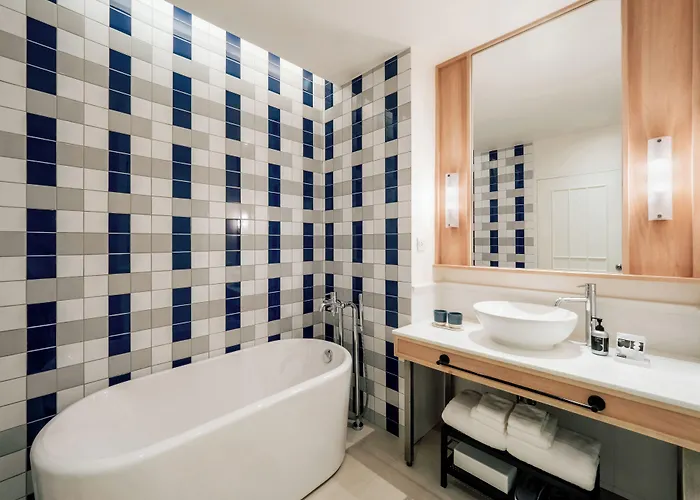 The Standardx, Phra Arthit 4*