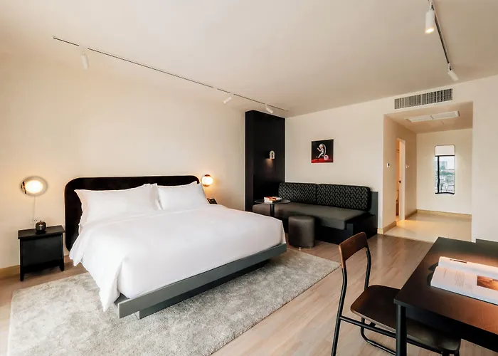 The Standardx, Phra Arthit 호텔 4*