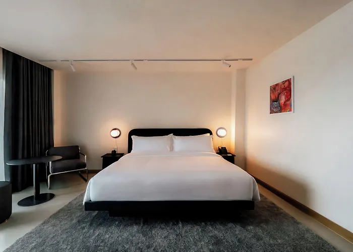 The Standardx, Phra Arthit 호텔