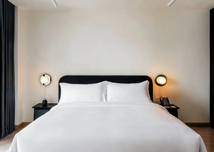 The Standardx, Phra Arthit 4*