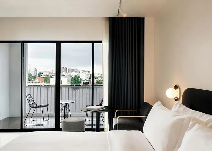 The Standardx, Phra Arthit 호텔 4*