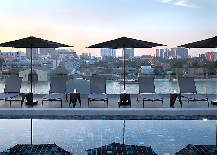 The Standardx, Phra Arthit 4*