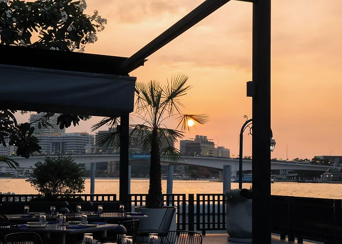 The Standardx, Phra Arthit 4*