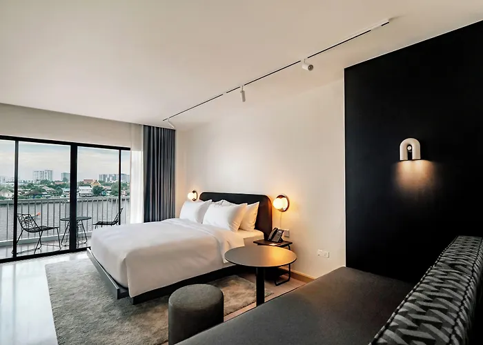 The Standardx, Phra Arthit Hotel 4*